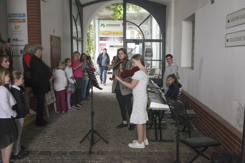 Druhý den ZUŠ open se mladí muzikanti přesunuli do ulic a později také do kostela