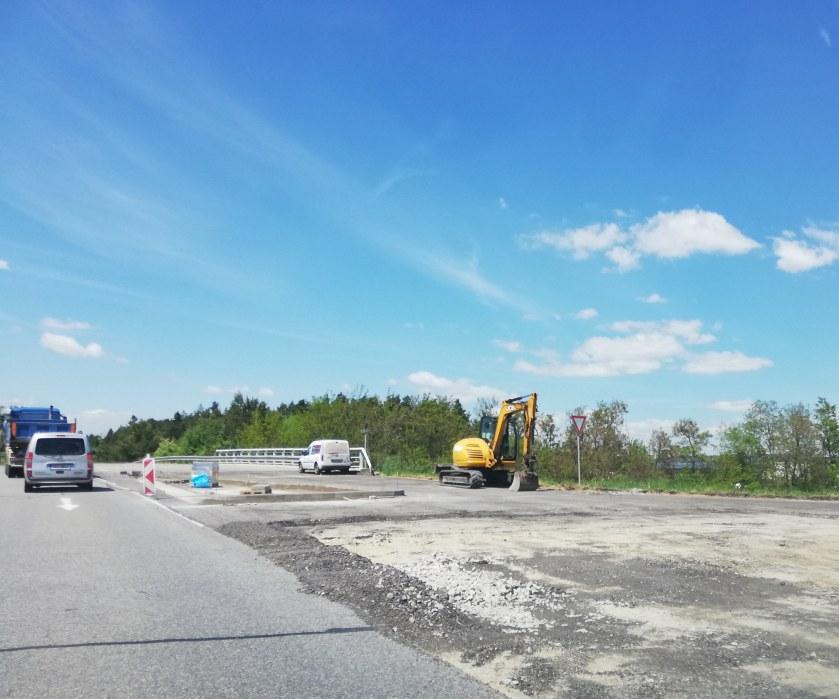 První etapa přestavby na okružní křižovatku u Oslavice se prodlužuje do 20. června