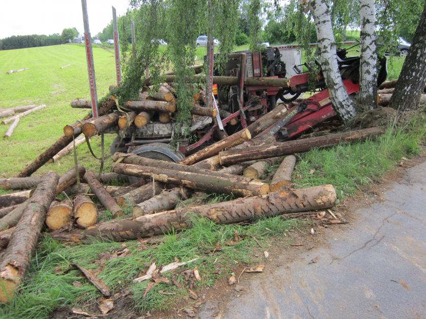 Řidič kamionu převrátil náklad se dřevem