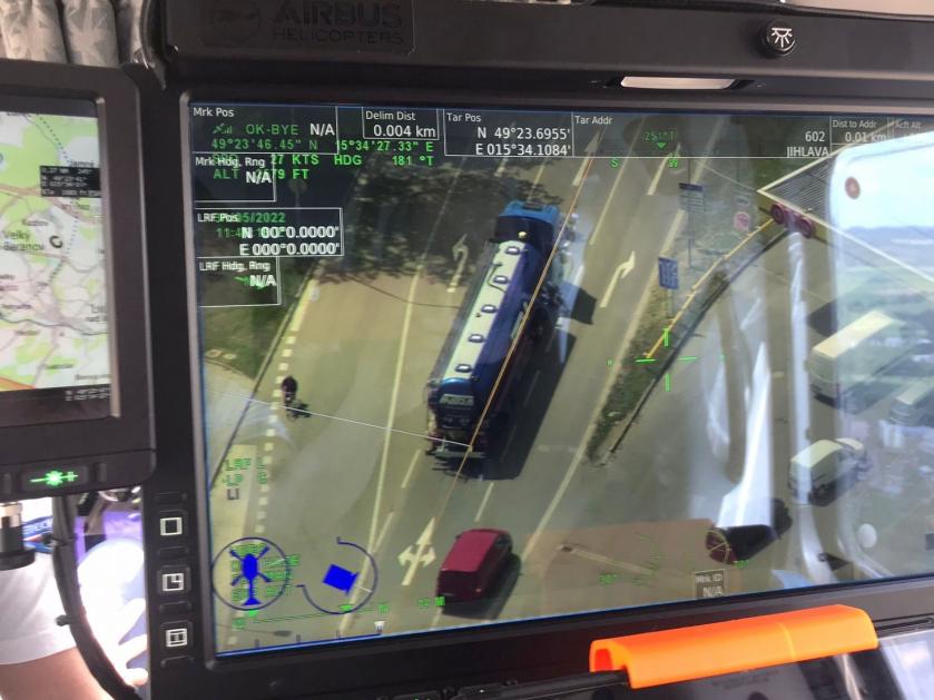Policie monitoruje dodržování objízdných tras z vrtulníku