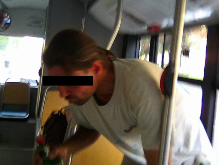 V autobuse cestoval silně podnapilý mladík, policie ho zastavila ve Velkém Meziříčí