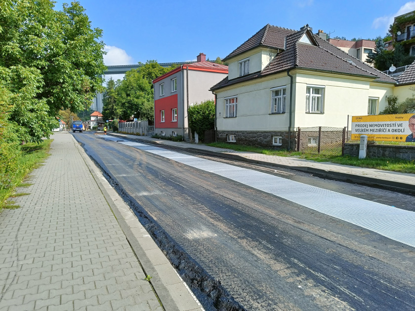 Pokládka asfaltu - Vrchovecká - 25.8.2022. foto: -mk-