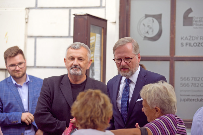 Premiér Petr Fiala (vpravo) s lídrem ODS ve Velkém Meziříčí Petrem Judou. foto: -mk-