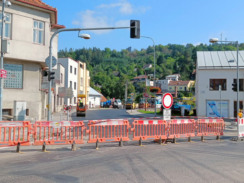 Na Vrchovecké dokončují nový asfaltový povrch