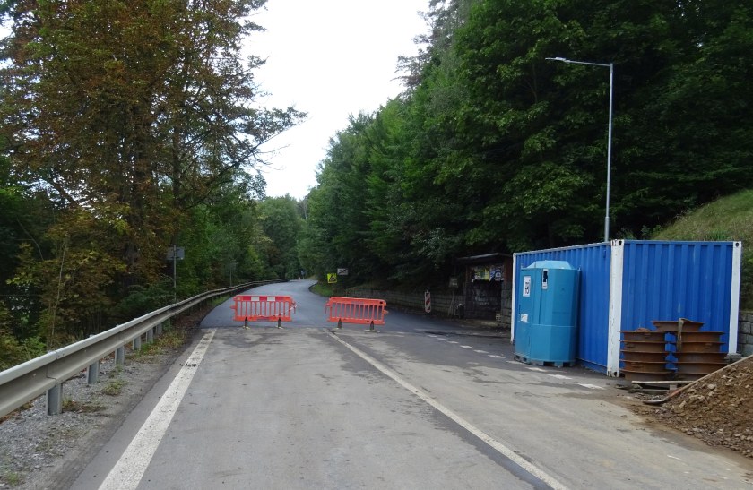 Zadní část Vrchovecké bude kvůli instalaci svodidel od 1. září průjezdná na semafor
