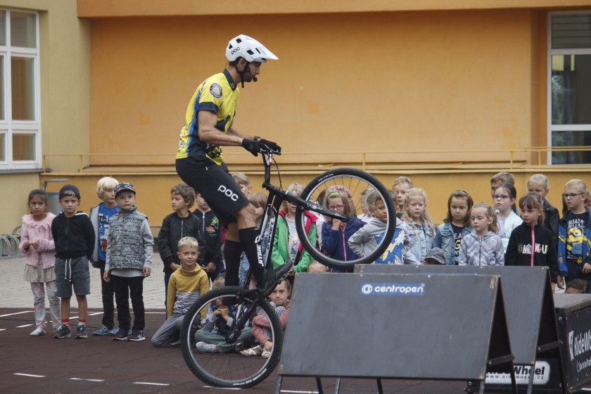 Profi biker Lukáš Müller ukázal dětem triky s kolem i je poučil o bezpečnosti
