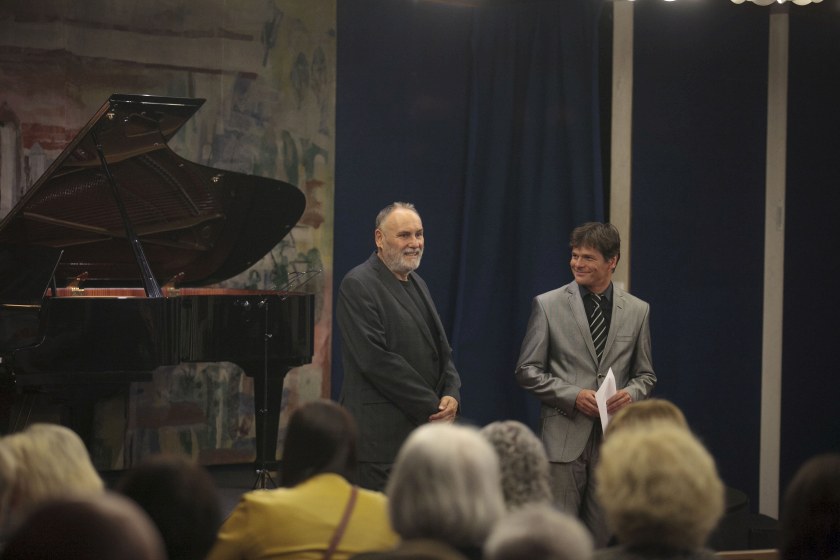 Kruh přátel hudby otevřel virtuóz Ivan Ženatý v doprovodu s pianistou Igorem Ardaševem