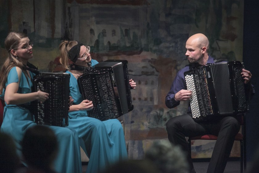 Mladí pedagogové z Check accordion trio zahráli v Meziříčí