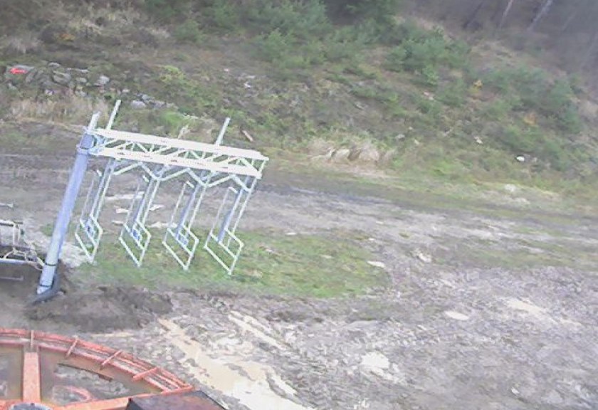 Nové uchycení trojvstupového turniketu u dolní stanice vleku. foto: web kamera skivm