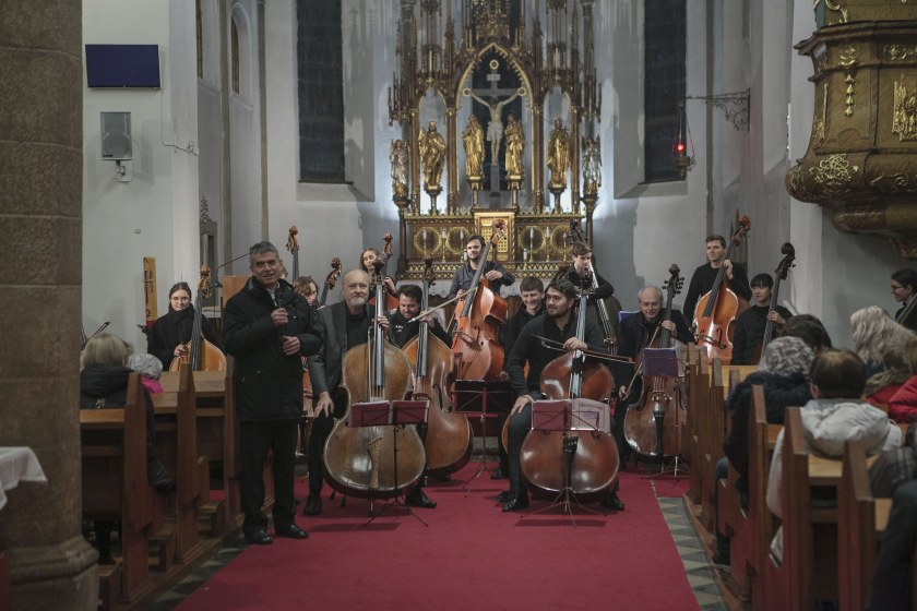 Koncert brněnského kontrabasového orchestru ve velkomeziříčském kostele.