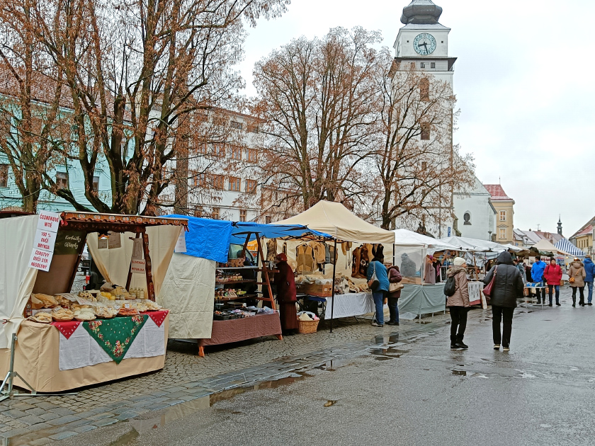 Na náměstí se konají vánoční trhy