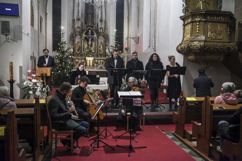 Vánoční koncert FF Ensemble v kostele doprovodil recitací herec Pavel Šimčík