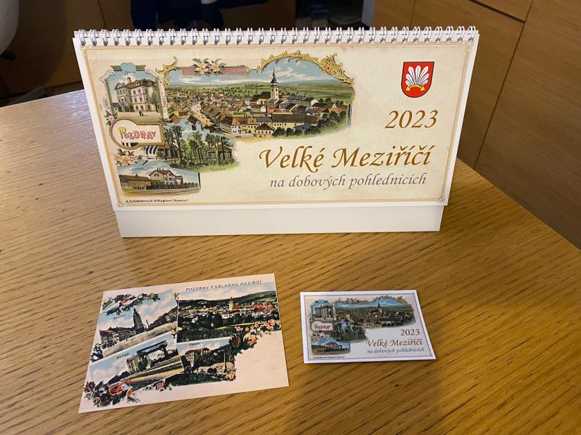 Stolní kalendář s fotografiemi pohlednic A. Dvořáka.