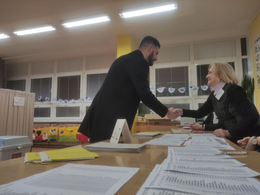 Volební komisaře přišel v pátek osobně pozdravit starosta města A.Kaminaras. foto: -kaš-