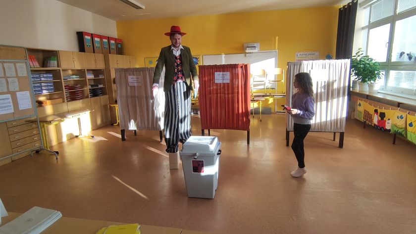 Bezpochyby nejvyšší volič prezidentských voleb byl díky divadelnímu kostýmu ve Velkém Meziříčí. foto: -kaš-