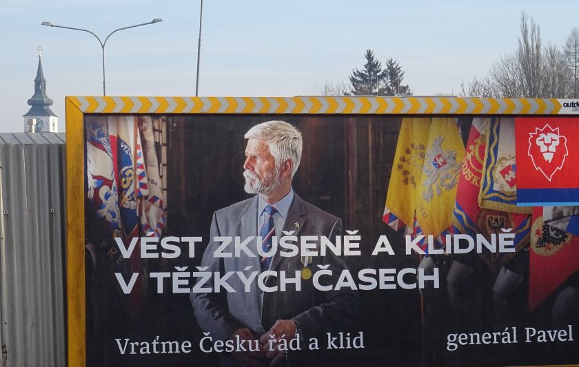 Jeden z předvolebních billboardů vítěze 1.kola Petra Pavla ve Velkém Meziříčí.