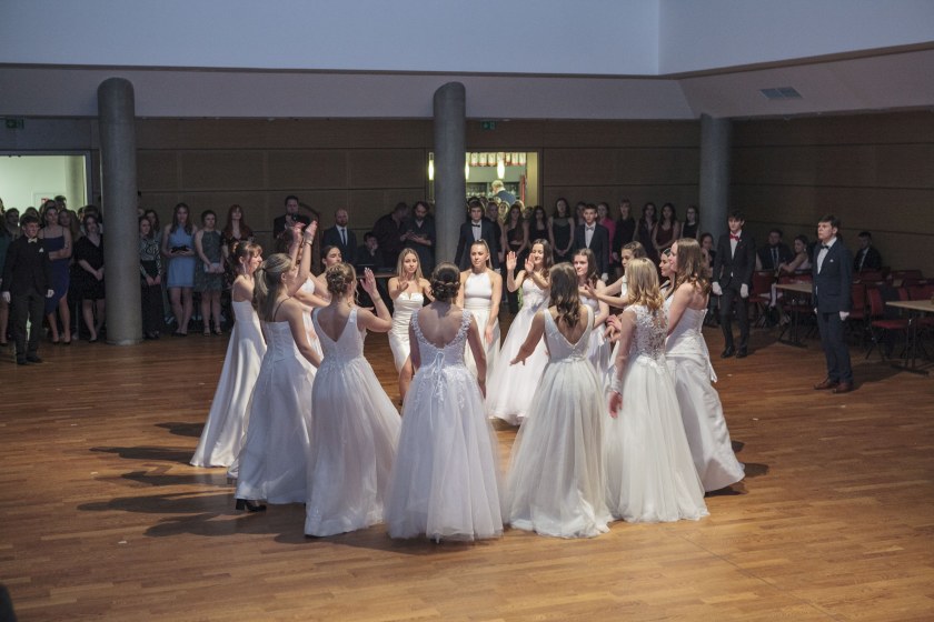 Ples zahájila polonéza v podání studentů gymnázia.