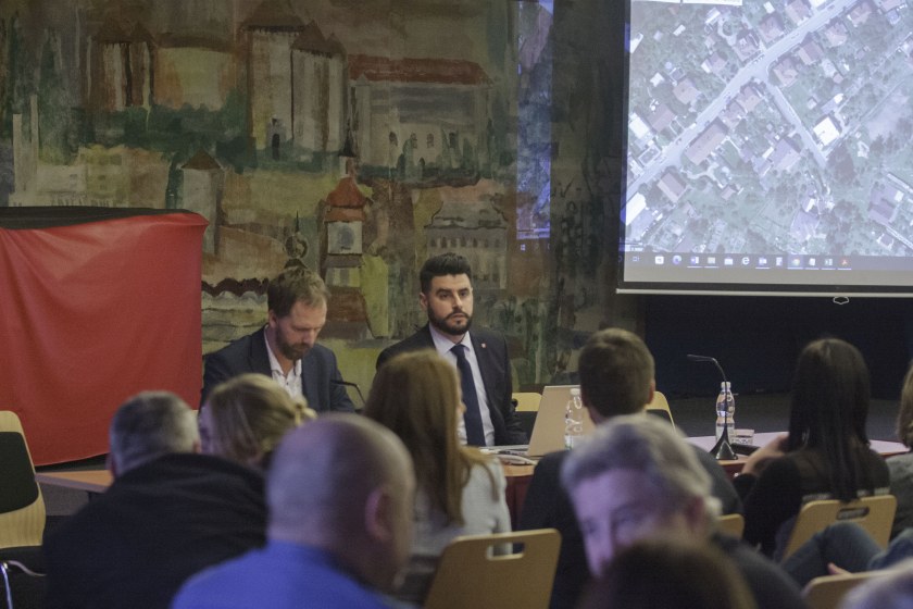 Občané na veřejném projednání požadovali zachování zeleně u dětského hřiště na ulici Nová