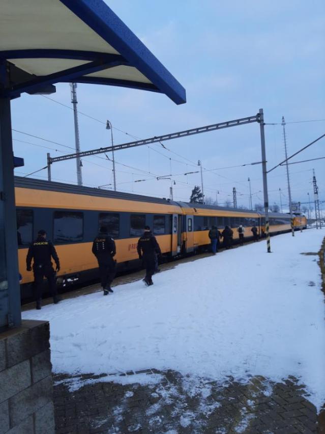 Evakuace cestujících ve vlacích v Ostrově nad Oslavou. foto: PČR
