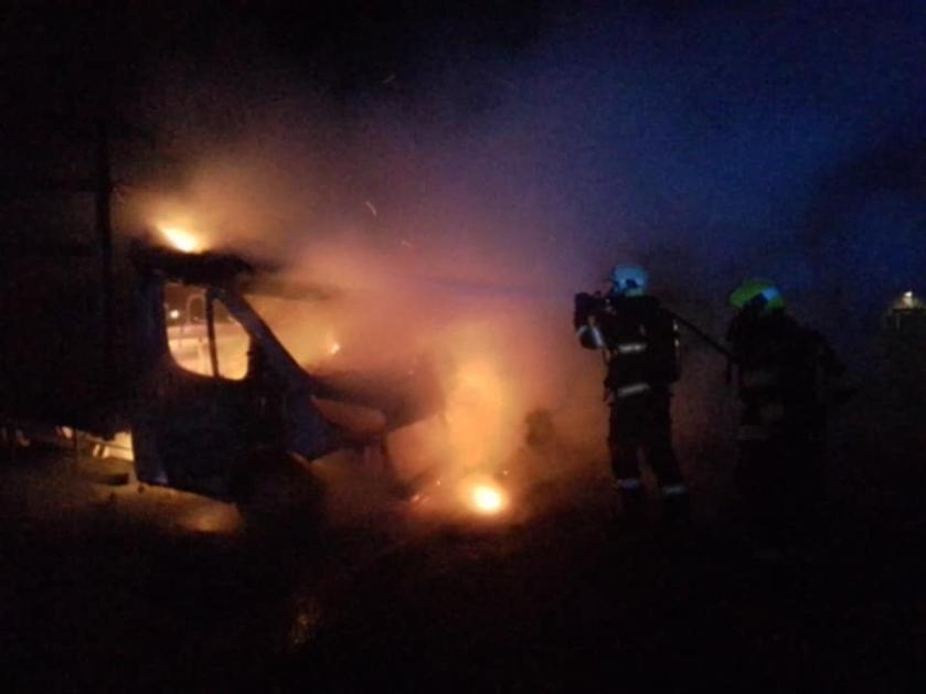 V neděli ve čtvrt na tři ráno hořela dodávka u Jestřábce foto: fb HZS Kraje Vysočina