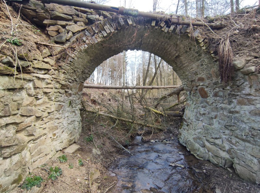 Přibližně 250 let starý kamenný most v Rakůvkách.