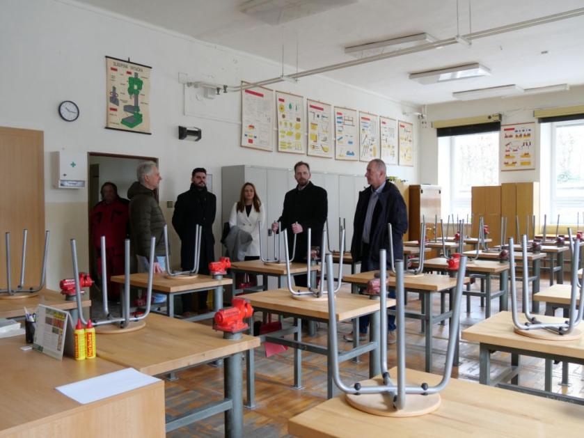 Radní na své pravidelné pochůzce navštívili základní školu Sokolovská