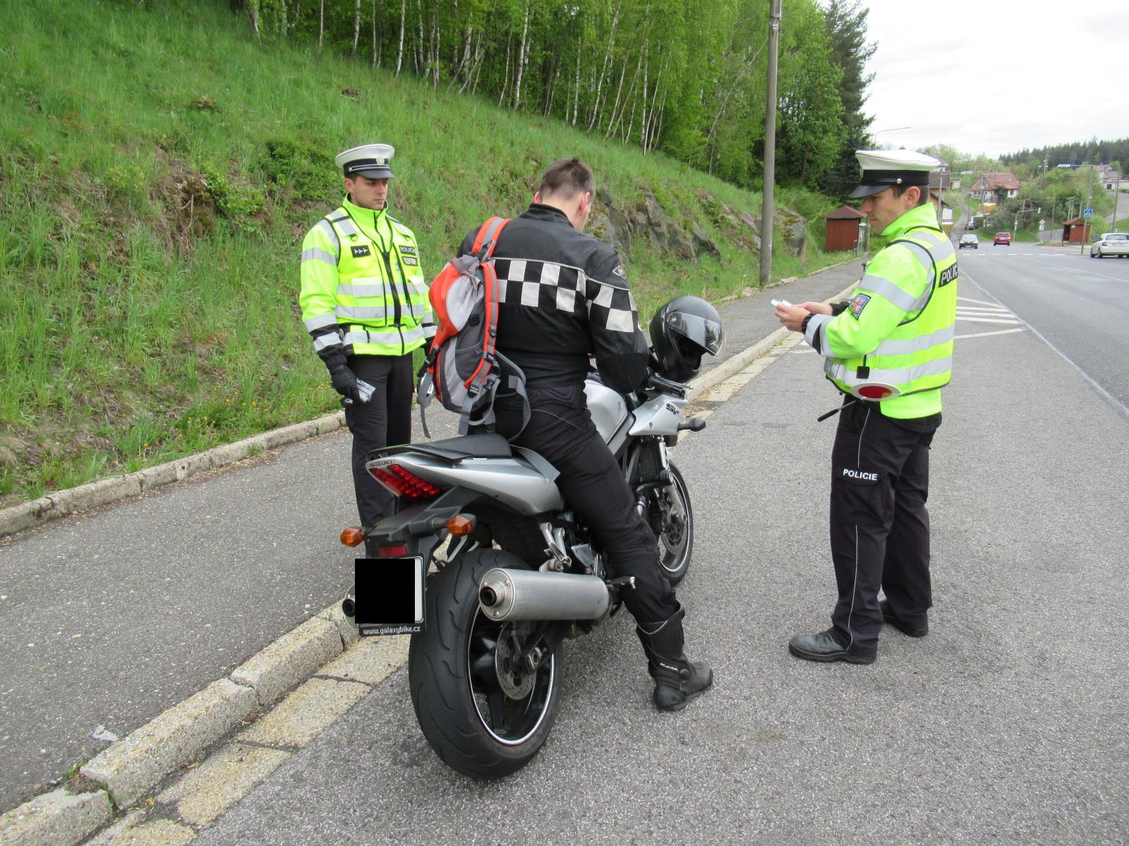 Muž v Jablonově usedl na motorku v době zákazu řízení