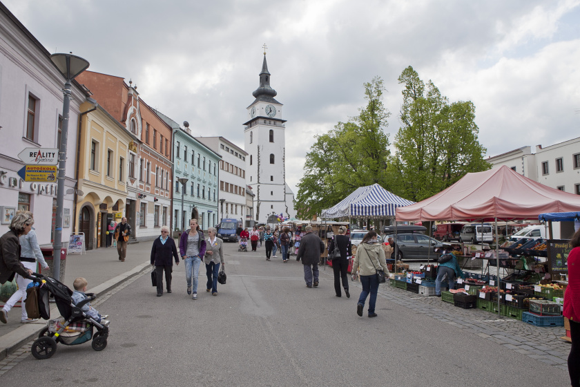 Jarní trhy na náměstí.
