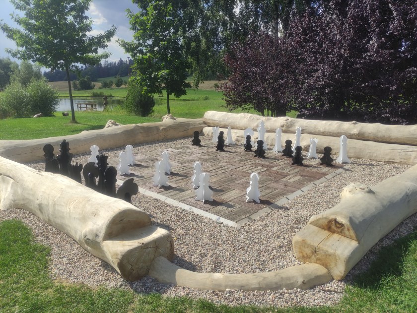 V parčíku v Borech přibyly velké venkovní šachy
