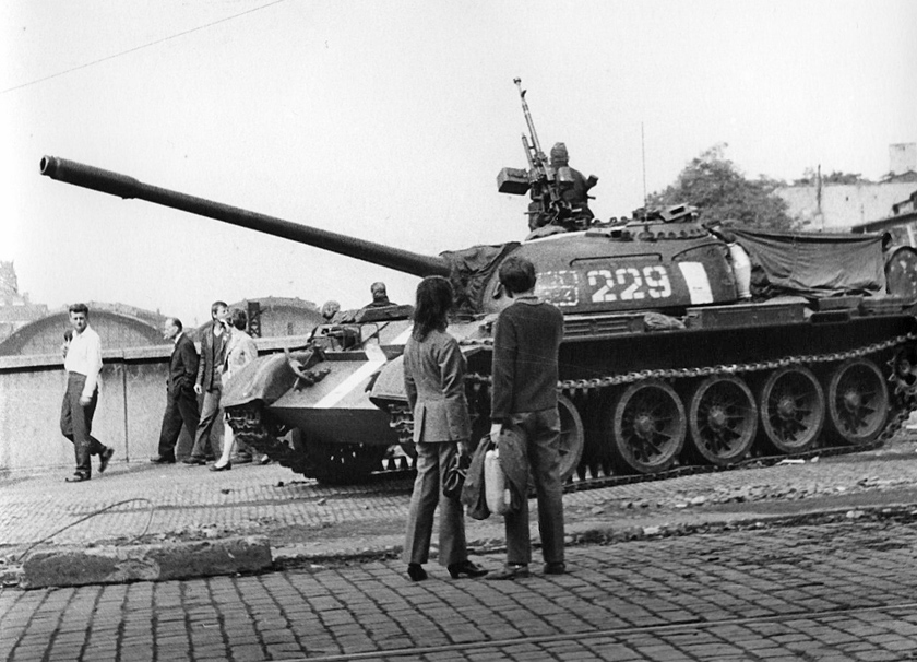 Sovětský tank v Praze 21. 8. 1968.