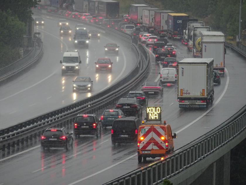 V autobuse z Německa se našel podivný vzkaz o výbušnině, celá dálnice u Měřína je uzavřena