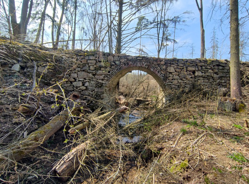 Město pořizuje dokumentaci na konzervaci kamenného mostku v Rakůvkách