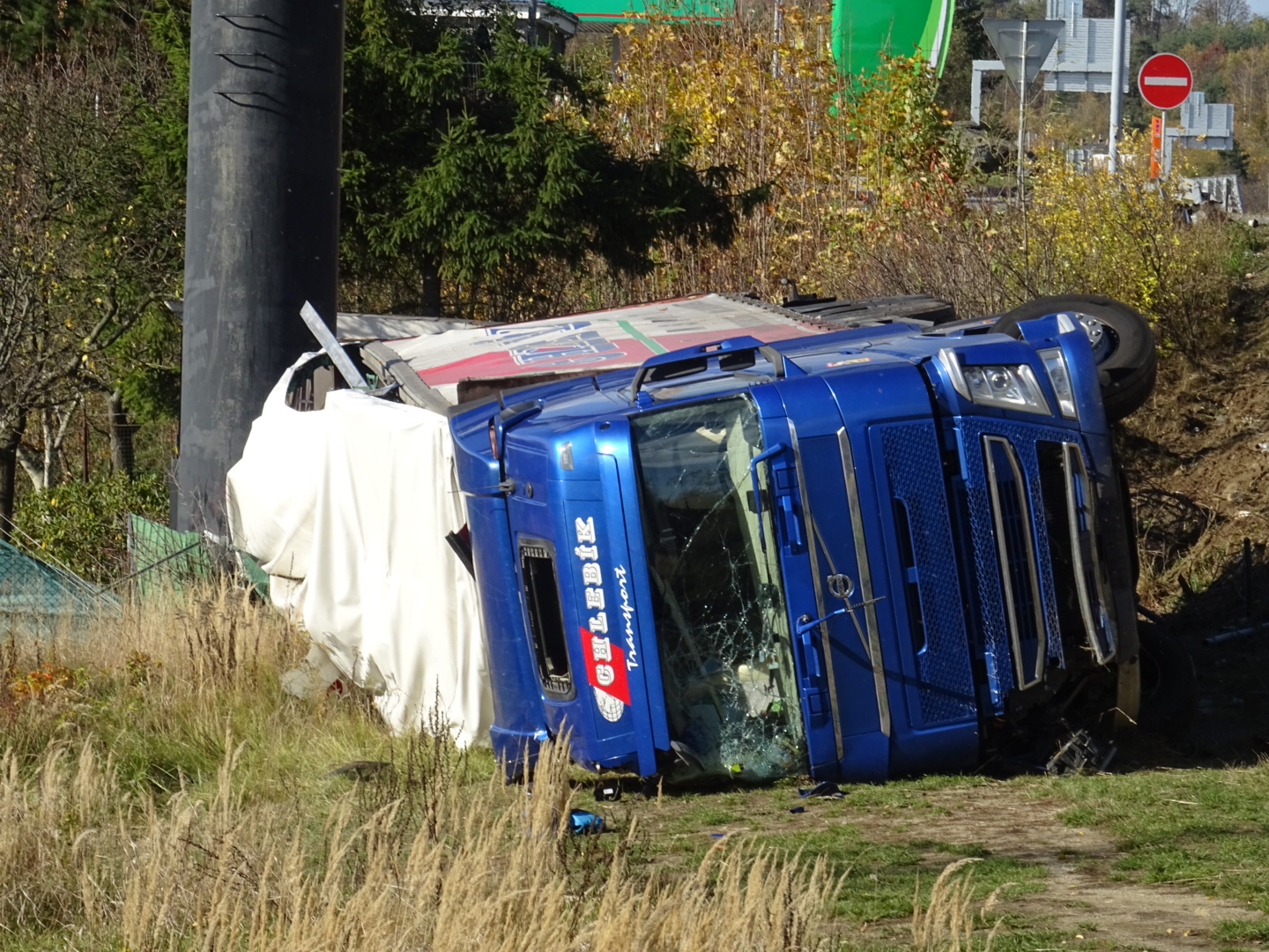 Řidič havarovaného kamionu měl náhlé zdravotní indispozice. Škoda je 1,4 mil. korun