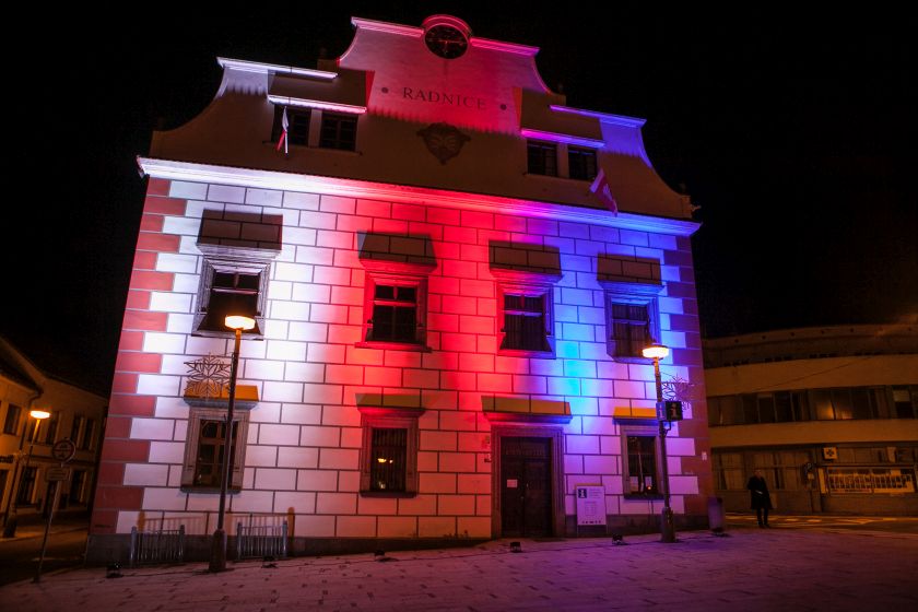 17.listopadu: Radnice v barvách trikolóry, zapálené svíčky u lípy svobody, koncert ve Špitálku