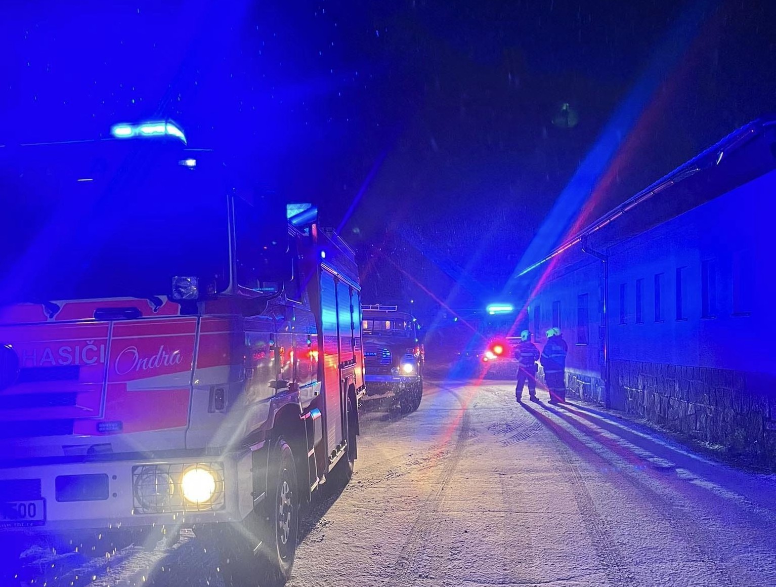 Na Družstevní večer hořelo ve sklepě, 15 lidí bylo evakuováno