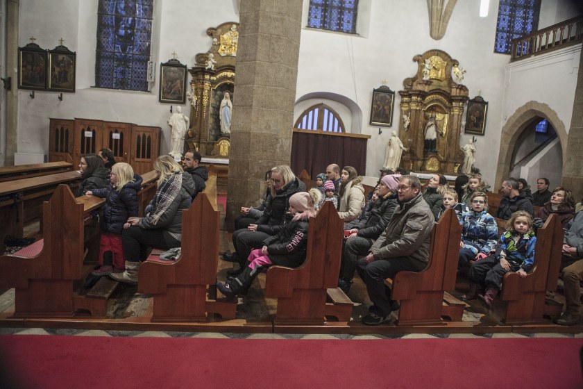 Kostelem zněly hlasy sborů i čtrnáct kontrabasů