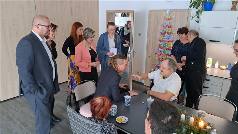 Ministr Bartoš si prohlédl úspěšný projekt transformace sociálních služeb Domova Kamélie v Měříně