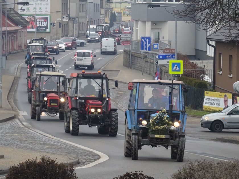 Tradiční jízda traktorů mířila ke Kauflandu, letos budou traktory parkovat na náměstí.