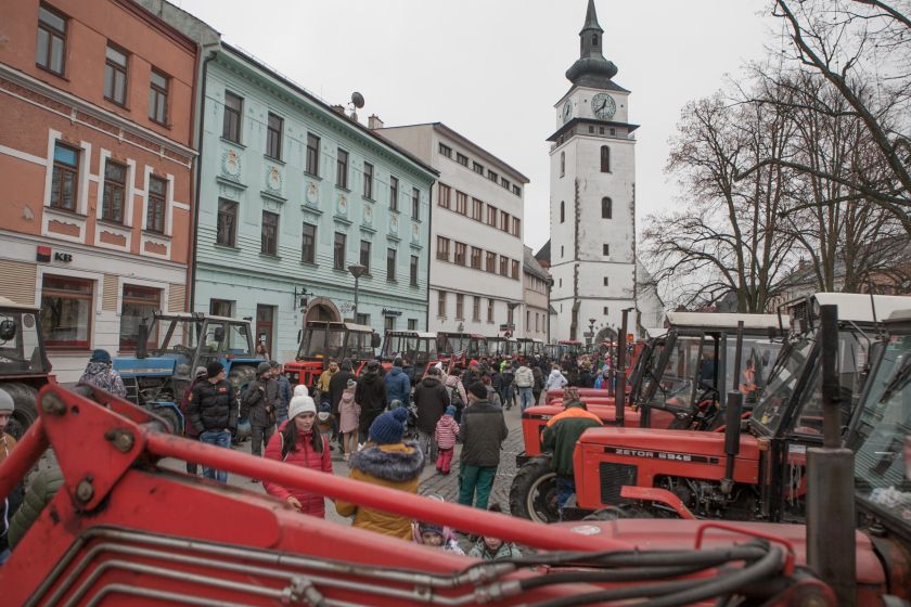 Meziříčské náměstí se na Silvestra po poledni zaplnilo traktory
