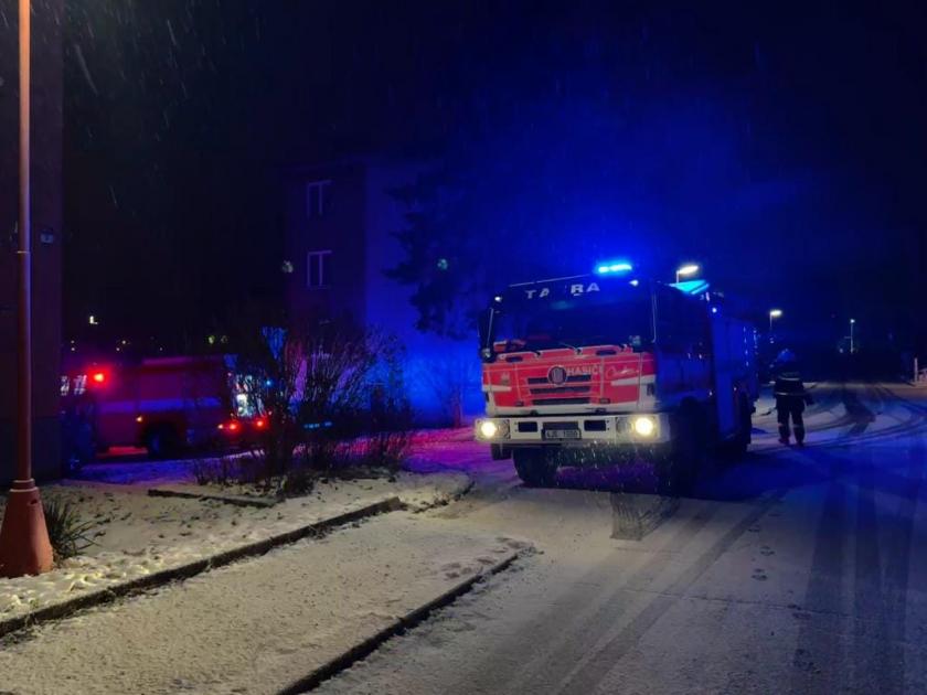 Na Družstevní večer hořelo ve sklepě, 15 lidí bylo evakuováno foto: fb Hasiči Velké Meziříčí