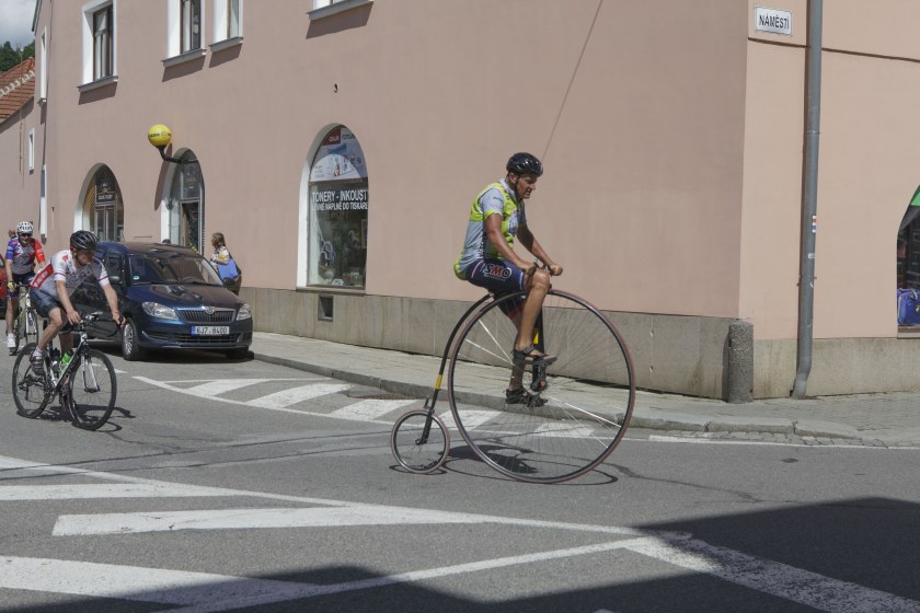 Josef Zimovčák v létě dorazí na meziříčské náměstí na svém vysokém kole v rámci tour Na kole dětem