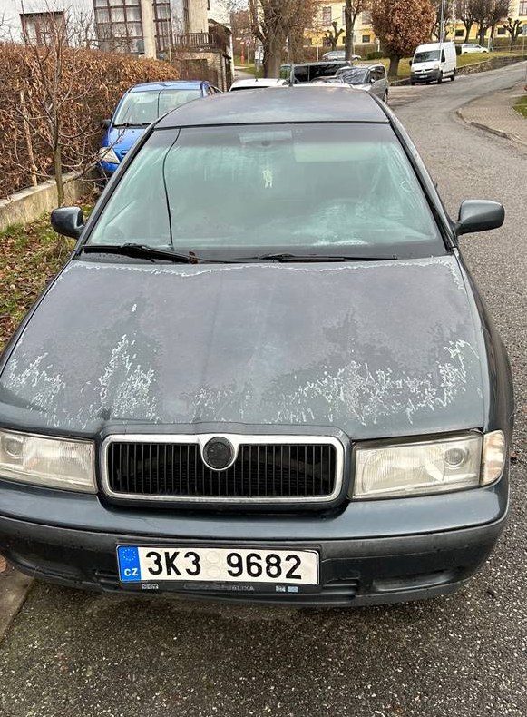 Úřad zahájil řízení o odstranění autovraku Octavie na Lipnici