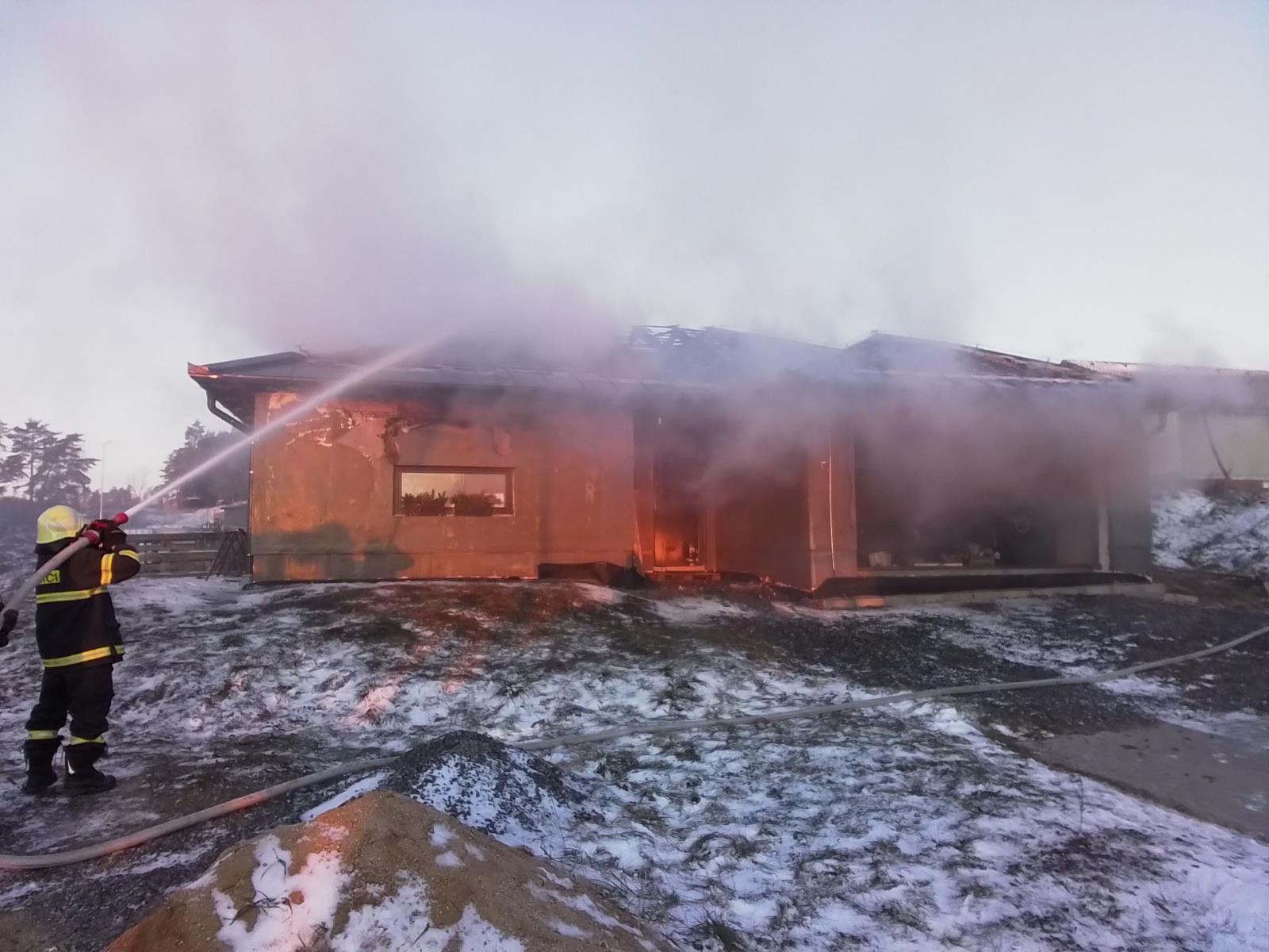 V Rudíkově hořela novostavba rodinného domu, u požáru zasahovaly tři jednotky hasičů