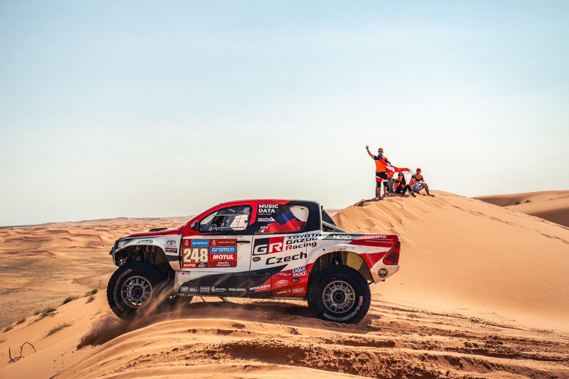 Dakar 2024: Pozitivní den pro českou posádku Toyota Gazoo Racing Czech
