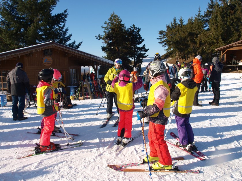 Za krásného slunného počasí se konaly další lekce lyžařské školy