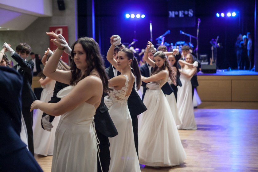 Studentský ples gymnázia zahájila polonéza
