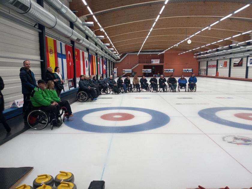 Z turnaje v curlingu vozíčkářů.