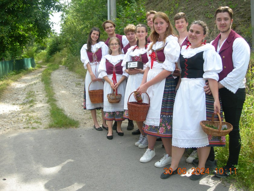 Krojovaná chasa o pouti v Tasově.