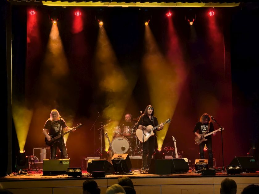 V pátek před Silvestrem se v Jupiter clubu konal rockový večírek se skupinou ALBAND
