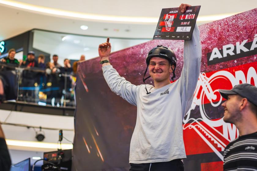 Druhé místo pro Jakuba Hejla v závodu Downmall v OC Arkády.